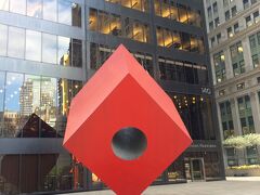 Red Cube
赤いキューブ
140 Broadway, New York, NY
1968年イサムノグチ64歳の作品
スチール製に塗装　高さ7m


