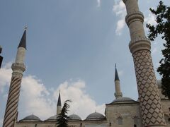 ユチュ・シェレフェリ・モスク(&#220;&#231; &#350;erefeli Camii)

オスマン帝国(&#1583;&#1608;&#1604;&#1578;&#1616; &#1593;&#1604;&#1610;&#1728; &#1593;&#1579;&#1605;&#1575;&#1606;&#1610;&#1607;)の第６代スルターン(&#1587;&#1604;&#1591;&#1575;&#1606;)ムラト２世(II.Murad)の命で作られた礼拝空間を巨大な単一ドームで覆った最初のモスク(Camii)です。一本のミナレ(Minare)がねじれたデザインとなっているのが特徴です。


ユチュ・シェレフェリ・モスク：https://en.wikipedia.org/wiki/&#220;&#231;_&#350;erefeli_Mosquew
ムラト２世：https://ja.wikipedia.org/wiki/%E3%83%A0%E3%83%A9%E3%83%882%E4%B8%96
ミナレ：https://ja.wikipedia.org/wiki/%E3%83%9F%E3%83%8A%E3%83%AC%E3%83%83%E3%83%88