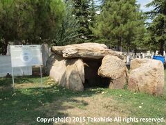 考古学・民俗学博物館(Edirne Arkeoloji ve Etnografya M&#252;zesi)

ローマ時代の彫刻等が館内に、屋外にはドルメン(Dolmen)が展示されている博物館です。


考古学・民俗学博物館：https://translate.googleusercontent.com/translate_c?depth=1&hl=ja&rurl=translate.google.co.jp&sl=tr&tl=en&u=http://www.edirnemuzesi.gov.tr/TR,104844/edirne-arkeoloji-ve-etnografya-muzesi.html&usg=ALkJrhjaZNHK5ID6HPwO3PtQcwAYiRHBcQ
ドルメン：https://ja.wikipedia.org/wiki/%E6%94%AF%E7%9F%B3%E5%A2%93