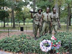 全米科学アカデミーへの途中にはベトナム戦争戦没者慰霊碑がある