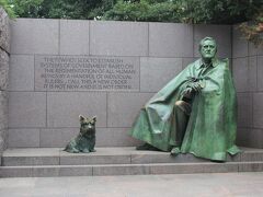 9:45
ルーズベルトメモリアル到着
フランクリン・ルーズベルトと愛犬の像