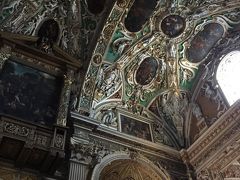サンタ・マリア・マッジョーレ教会の天井。

教会の中の装飾に息をのむ。