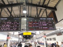 GWの中日の東京駅。さすがの混雑ですが、朝早い新幹線で現地に向かいます。左側に止まっているのは開通して1ヶ月の北陸新幹線です。

