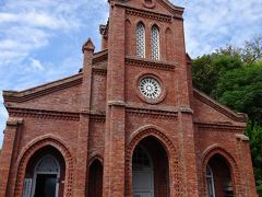 「堂崎教会」はキリスト教の布教、迫害、復活の歴史とその品々を収めた
キリシタン資料館になっています。

マリア観音、ロザリオ、踏み絵などの資料やキリシタン庭園があります。

赤レンガのヨーロッパ調の教会の目の前は海。
そばにはカフェもありました。