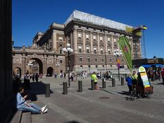 王宮の反対側には国会議事堂。重厚感のある石造りな建物です。