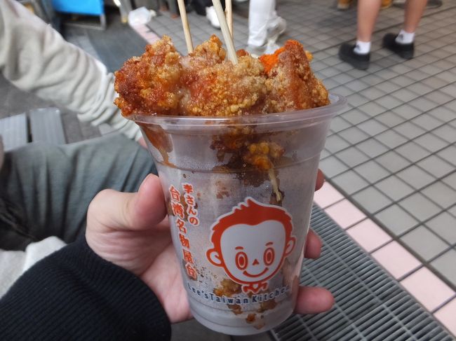 じゃーん！<br />カップの中にこんなにたくさん入ってます。<br />辛さを選べて、もし足りなければ辛味がカウンターに置いてありました。<br /><br />日本のから揚げでは無いような、香辛料の効いた感じのから揚げでしたがとってもおいしかったです♪<br /><br />こんなに入って500円でした。