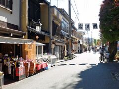 宮川沿いで行われる朝市ですがもうお昼近くなのでみな店じまいをしています。