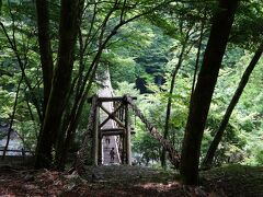 距離の割にはすごく時間がかかりました。駐車場に車を止めて谷を降りていきます。