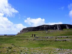 石垣の中の一点、人一人が通れるほどの四角くくり抜かれた門をくぐると、こんな景色が。

目の前の大西洋に面した要塞のような建造物こそ、“ドン・エンガス”（Dun Aonghasa、“エンガスの砦”の意）。

時刻は１３時、ビジターセンターから１０分ほど歩き続けて、ようやくアラン諸島一の観光スポットに到着です。