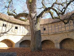 シュピタール門の中。
大きな木が中央に。