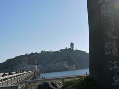 江ノ島駅からしばらく歩くと見えてきました。

弁天橋と江ノ島