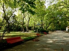 町の南側にあるドン･カルロス１世公園。
こちらも朝は雨だったのかベンチは濡れていて座れません。