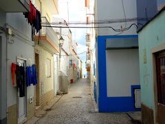 ビーチ沿いはリゾートホテルが建ち並んでいるが、
その裏側はペスカドーレス地区と呼ばれる漁師さん達の居住地区。
洗濯物ヒラヒラ光景はリスボンの下町と同じ。

