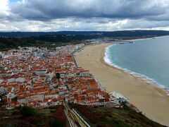 ケーブルカーを降りた所から。プライア地区とナザレの海岸の絶景。