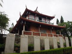 台南のシンボルとも言えるお城「赤嵌楼」。基礎部分は侵略者オランダによって建てられ、のちに楼閣が建て替えられた、歴史に翻弄された史跡。