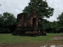 前の旅行記に記載した出られなかった門の外にあるのがこれ。
「ター・パー・デーン堂」