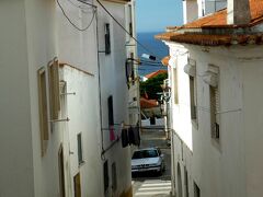 シティオ地区の街並。路地の向こうには大西洋が望める。