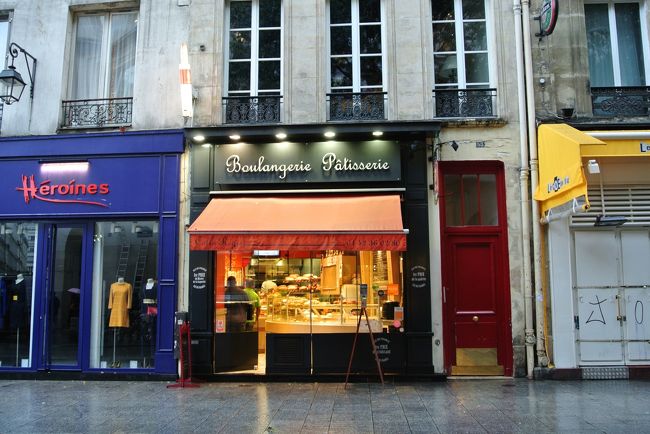 朝食がついていない宿泊プランだったので<br />ホテルの近くのパン屋さんへ行くため早起き。<br />ホテルから歩いて5分程の所にある<br />"レジスコラン"へ。<br />クロワッサンがとても美味しいと聞き、<br />迷いなくクロワッサンを購入。たったの1ユーロ！<br />素晴らしい。<br /><br />イートインスペースはないパン屋さんなので<br />歩きながら食べました。<br />もちもちしていて美味しい！<br />あまりクロワッサンは好きではないのだけど<br />こちらのクロワッサンはかなり気に入りました…バターの味がすごく染みていて、噛めば噛むほど味が出てきます(*´ｪ`*)<br />