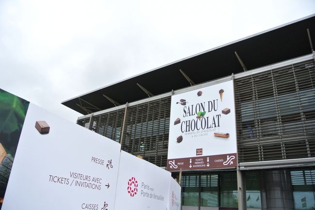 念願のサロンデュショコラ会場に到着。<br />10時オープンですが、10:30頃到着しました。<br />予想していたよりも混雑しておらず、<br />ゆっくりと見る事が出来ました。<br /><br />日本からも有名なショコラティエ、パティシエのお店が沢山出店していましたよ。<br />辻口シェフとは一緒に記念撮影までして頂きました♪