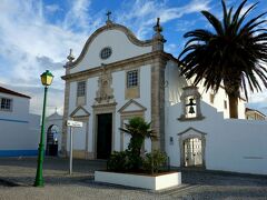 ミゼリコルディア教会へ到着！
１７世紀に建造された木造の教会だって。木造には見えんが。