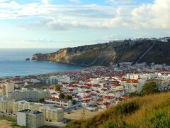 教会前がミゼリコルディア展望台。
ここでまたまた日本人女子Ｙさんと再会。
リスボンのカンポ･グランデのバス停、オビドスの旧市街、
カルダス･ダ･ライーニャのバスターミナルに続いて４度目。
ナザレは小さい町なので再開は有り得そう！っと思っていたが、
この後大都会のポルトでも再開。すごいご縁やわ。
私にとれば聖母マリアの奇跡かも？