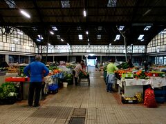 8:10ナザレ発のバスに乗るにはまだ時間がある。
ナザレの市場へ向かってみたものの、まだ開店準備中でした。

この市場の裏側にバスターミナルがあって、とりあえずコインブラまでの切符をＧＥＴ！
またまたＹさんとは同じバス。ただお隣はリフレッシュ休暇で一人旅の別の日本人女子。
普段の一人旅ではそんなに遭遇しない日本人一人旅女子。
ポルトガルでは遭遇率高し。
Ｙさんも日本人リフレッシュ休暇女子もポルトまで直行とか。
私一人、コインブラでの途中下車でした。
コインブラまでのバス代、13.3ユーロ、約2時間の道のりでした。

コインブラ編へとつづく。