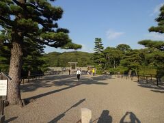 いうまでもなく日本最大の古墳です。

仁徳天皇は応神天皇の崩御の後、最も有力と目されていた皇位継承者の菟道稚郎子（うじのわきいらつこ）皇子と互いに皇位を譲り合ったそうです。

しかし、皇子の薨去（『日本書紀』は仁徳天皇に皇位を譲るために自殺したと伝える）により即位したといういわくつきの天皇です。
（こういう自殺は大国主命の国譲り同様、「強制」された可能性を排除はできません）