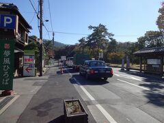 ホテルをチェックインして向かったのは、何はともあれ東大寺。

奈良に来てこのお寺を外してはおめおめと神奈川に戻れません（苦笑）

しかし、ここでも駐車場探しがなかなか大変でした。

紅葉の時期、正倉院宝物公開の時期、そして外人による日本旅行ブームのトリプルパンチを受けていますーー。