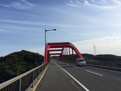 まず向かったのは万関橋。
リアス式地形の対馬で一番狭い地峡部を掘削して作った運河に架かる橋。