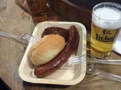 フランクフルト空港で食べたカリーブルスト。
今回はカリーブルスト、沢山食べたなぁ。

８泊１０日のイタリア・ドイツ周遊の旅がとうとう終わってしまった。
去年のドイツで感動し、再び来ることができて本当によかった。
初のイタリアもとてもよかった。
旅行記を書きながら、次はどこへ行こうかと考えている。

海外旅行は日本との勝手の違いがあって困ることも多いが、現地の人とのふれあいだったり、食べ物、歴史、空気、全てが新鮮で、毎回感動する。
次の旅行に向けて、また頑張ろうと思った。

