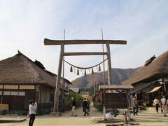 大内宿のメイン通りの真ん中あたりに大鳥居があり、その先に高倉神社があります。