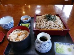 夕食は城の横にある「そば庄」　入っていった時は客が全くいなくて照明も冷房も落とされ、大丈夫か？と思ったが入って行ったらつけてくれた。当たり前・・

応対してくれたオッチャンの愛想はいいとは言えなかったが、蕎麦は期待していなかったがちゃんとした蕎麦だった。