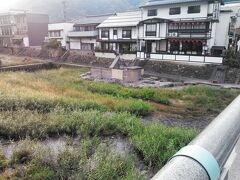 朝7時に起床、まずは宿のお風呂に入りましたが、やはり塩素臭が気になって、それなら河原風呂に行ってみようと川向うの河原風呂へ行ってみました。

こちらは完全な掛け流し＆塩素なし
http://www.travair.jp/hotspring/kinki/misasa_kawara.html

時間があれば1時間は入っていたでしょうが、朝食の時間が迫っているので後ろ髪惹かれる思いで宿に戻ります。
