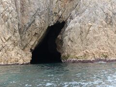 遊覧船は港を出港してリアス式海岸を探索します。

小さな船ならこの洞窟に入ることが出来るらしいです。