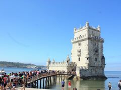 国鉄だと座れた上に（人が少なかったわけではないけど）、10分ぐらいで駅まで行けるので、こっちの方が行きやすかったね〜と言い合いながら、まずはベレンの塔に向かうことに。駅から20分ぐらい歩きます。暑かったー！
そして着いたら入場に長蛇の列が…＞＜と、いうわけで即座に諦めて写真だけぱちり。
写真を撮ってもらおうと話しかけたおばあさん二人組が、やたらとスペイン語だかポルトガル語だかでめっちゃ話しかけてくれたんだけどさっぱりわからず（笑）写真は撮ってもらったものの、塔めっちゃ切れてる！！（笑）という面白い展開。
でもおばあさんたち陽気で面白かったので問題なし！
