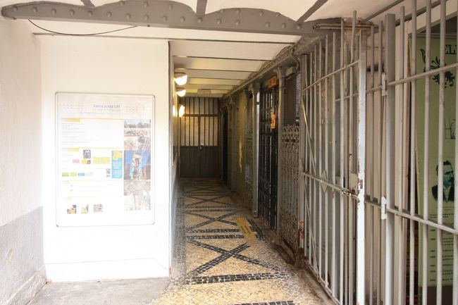 サンタジュスタのリフト。綺麗なエレベーターなのですが…残念ながら外部を修復中でその姿は写真に収めることができずでした(T＿T)<br />到着した日、午後はすごい行列だったので朝一に行こう！と決め、修道院に行く前に訪れることにしました。