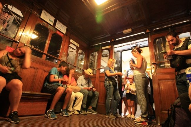 ポルトガルは乗り物や観光地でも割とまったりしている印象…。私たちはリスボアカードで無料になるのですが、当日券の場合はリフトに乗り込むときにお姉さんからチケットを買うみたい。お姉さんは焦る感じもなく、ゆっくり。<br />初日に前を通りがかったときはすごい行列で並ぶ気にもなれなかったのですが、これじゃあ並ぶよね、って感じ（笑）<br />そして人数制限があるのか、割と余裕を持ってしか入れないっぽい。朝一だとそんなの混んでいないので、朝一で乗って、そこから観光を始めるのがいいかも。