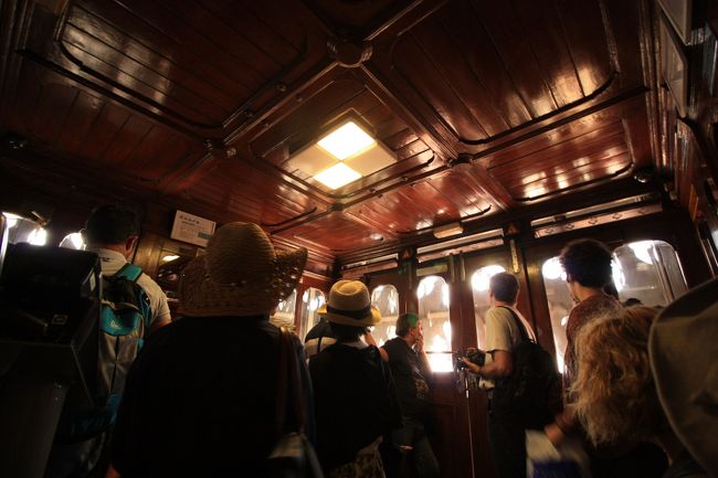 中はアンティークなかんじで、そしてとっても広い！エレベーターなのにすごい♪<br />リスボンは「七つの坂の町」と言われますが、本当に本当に坂が多くてなかなかしんどい。このエレベーターは、かつては坂の下と上をつなぐ交通手段だったみたい。さすがに今は観光スポットになっていますが。