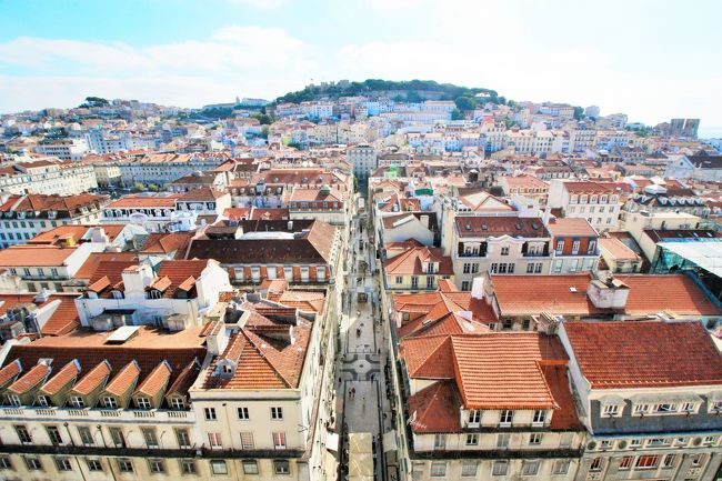 エレベーターで上まで上がってくると、展望台があります。<br />まっすぐ向こうに見えるのが、初日に行ったサンジョルジェ城。街並みも、オレンジの屋根と青い空がきれい！よく晴れていて気持ちのいい眺めです。