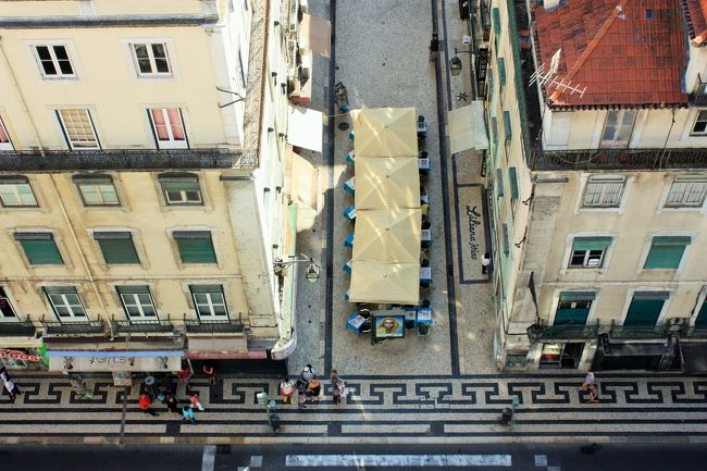 上がってきたばかりはまだなかったのに、少し時間が経って下を覗くと、オープンカフェの開店準備。通りが近いので、上から人の流れを眺めるのも面白いです。