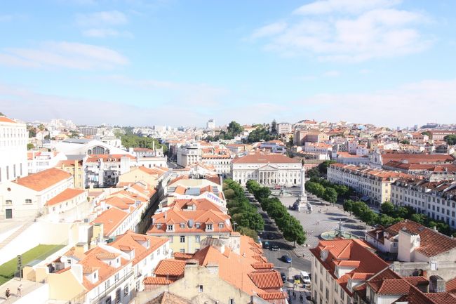 ロシオ広場。左の方には国鉄のロシオ駅があります。空港からのバスだと、少し右のフィゲイラ広場が一番町の中心にある駅なのかな。