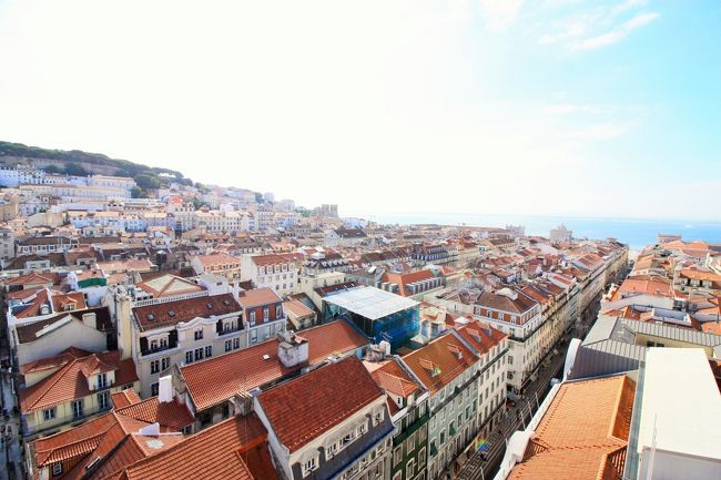 テージョ川を望む。この展望台でパノラマ写真撮ったらすごいきれいだと思うな〜。iPhoneで撮ったけど、すごく満足！<br />リスボンの街は一度地震で壊滅的な被害を受けたそうで、このきれいな街並みはそのあと再建されたもの。真ん中の左奥の方がアルファマ地区という、地震で被害が少なく、昔の街並みが残っている地区です。