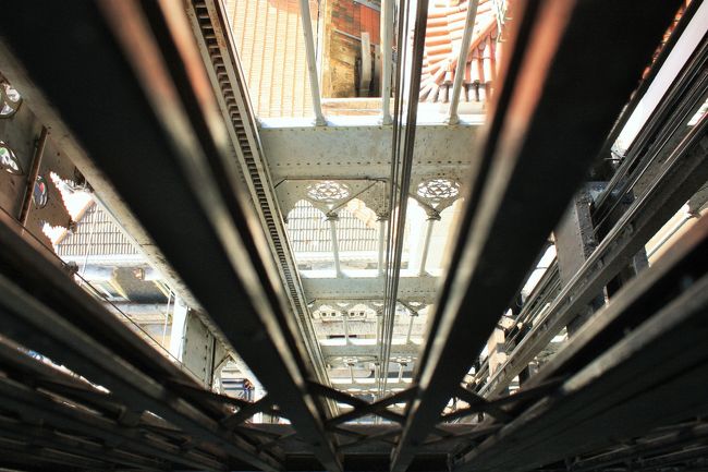 リフトが下がっていったあとを激写。緻密なデザインが美しい〜。