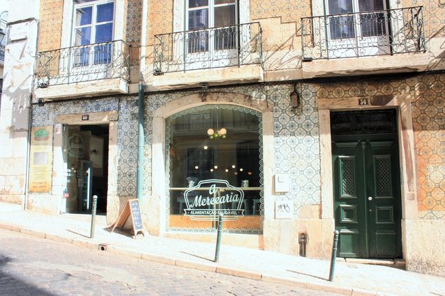 壁のアズレージョはどこもきれいで可愛い色合い。何のお店かな？<br />ただ、やっぱり手入れが大変らしくお金がかかるので、こういう壁のお家は廃れてはいっているようです。空き家が多かった印象だなぁ。