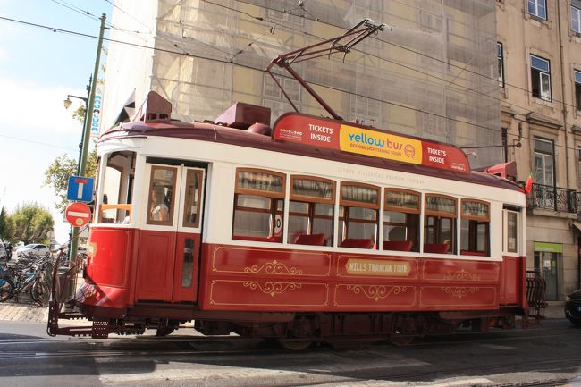 市電はたくさん通ります。これから市電かバスでジェロニモス修道院とベレンの塔へむかうよていでしたが、同じ考えの人が多いみたいで、すーごいたくさん待っていたので、普通に国鉄で行くことに。