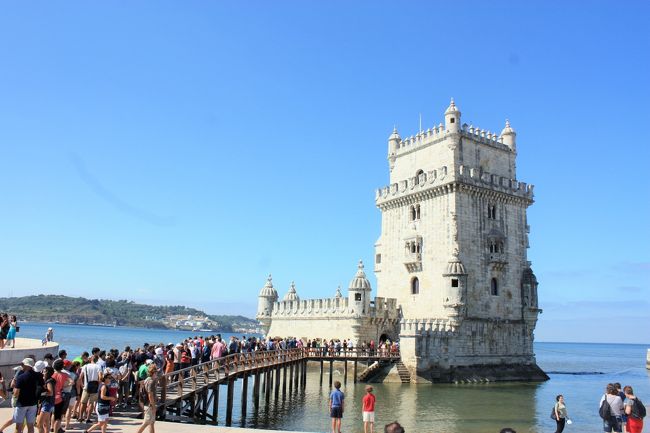 国鉄だと座れた上に（人が少なかったわけではないけど）、10分ぐらいで駅まで行けるので、こっちの方が行きやすかったね〜と言い合いながら、まずはベレンの塔に向かうことに。駅から20分ぐらい歩きます。暑かったー！<br />そして着いたら入場に長蛇の列が…＞＜と、いうわけで即座に諦めて写真だけぱちり。<br />写真を撮ってもらおうと話しかけたおばあさん二人組が、やたらとスペイン語だかポルトガル語だかでめっちゃ話しかけてくれたんだけどさっぱりわからず（笑）写真は撮ってもらったものの、塔めっちゃ切れてる！！（笑）という面白い展開。<br />でもおばあさんたち陽気で面白かったので問題なし！