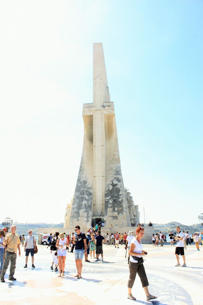 青い空をバックにそそり立つ、剣？！横からの写真はよく見るけど、真ん中はこういう風になっていたのねー。こちらも登れるみたいだけど、私たちはスルー。