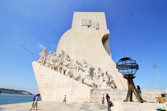 反対側からも。地球儀のオブジェもいいなあ。私、海の近くで育ったからか、水辺と青い空の組み合わせが大好きなんですよね。