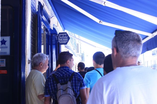 中で食べようと思ったら席がなかったので、テイクアウトの列に並ぶことに。