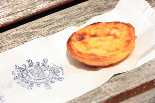 （実はこの間に近くのハンバーガー屋さんでハンバーガー食べてるんですけど笑）じゃーん！！！本場のエッグタルトです！！！シナモンパウダーもつけてくれるので、そのままと、シナモンパウダーかけて、と二度おいしい。<br />外はパリパリ、中はとろっとしてて、素朴な味わいが本当に美味しい！！並ぶ価値ありでした♪